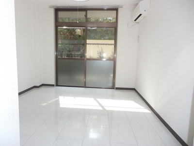 Living and room. Bright colors of the floor is also coordinated with the furniture is ◎