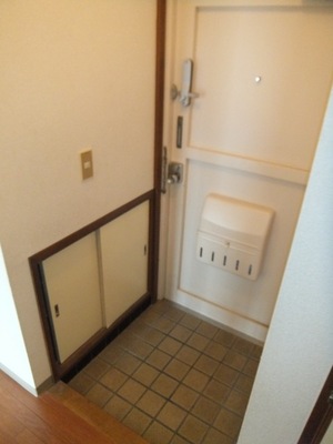 Entrance. There cupboard