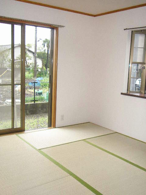 Living and room. 6 Pledge