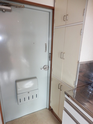 Entrance. Entrance of the storage You can use up to ceiling full