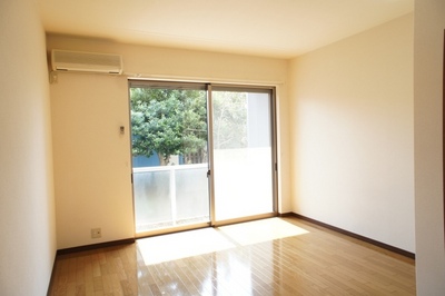 Living and room. This room has a bright sunshine is plugged ☆