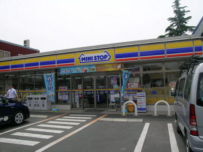 Convenience store. MINISTOP up (convenience store) 420m