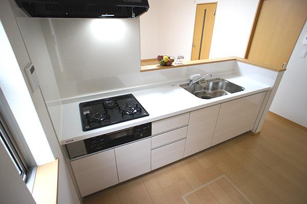 Kitchen. Face-to-face kitchen where you can enjoy a conversation with your family, even while cooking