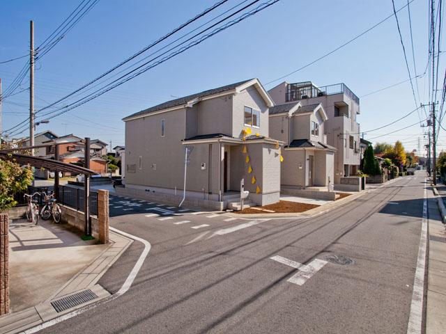 Local photos, including front road. West road 8m North road 6m