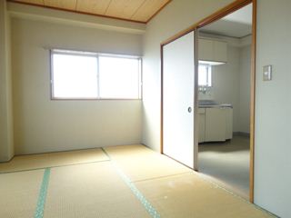 Living and room. There is a single air conditioning