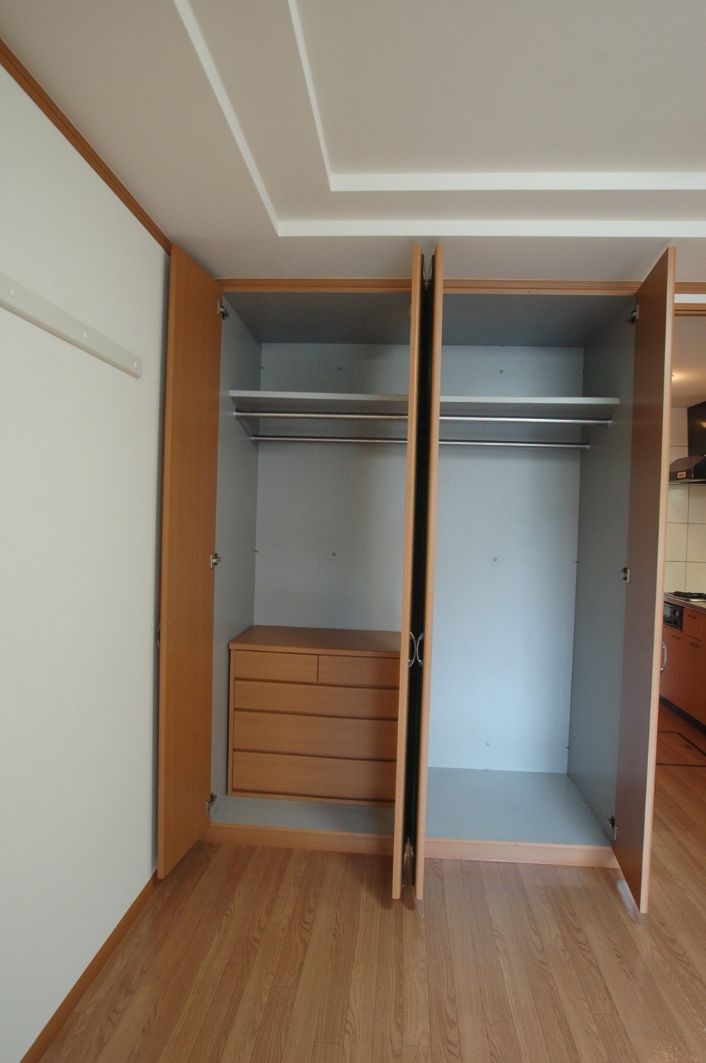 Receipt. The room clean in closet that can store plenty-to-ceiling! 