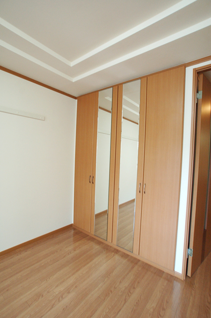 Receipt. With a convenient full-length mirror in the closet ☆ 