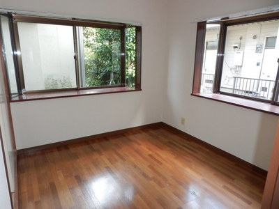 Living and room. Two windows, Bright Western-style room in the two-sided lighting