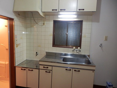 Kitchen. Kitchen ventilation facing the window is also ◎