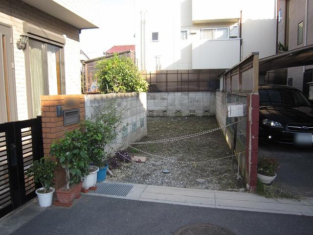 Local photos, including front road. West 4m public road Frontage 2.5m Local (11 May 2013) Shooting