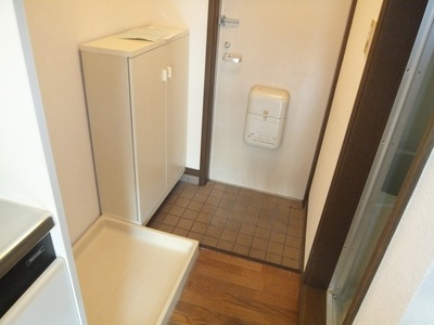 Entrance. There yard indoor washing machine