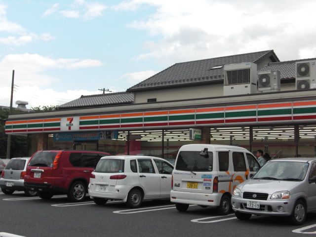 Convenience store. 600m to Seven-Eleven (convenience store)