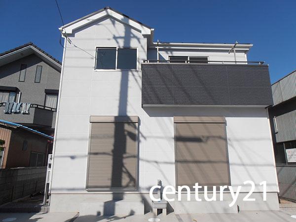 Local appearance photo. Bright house wrapped in plenty of sunlight