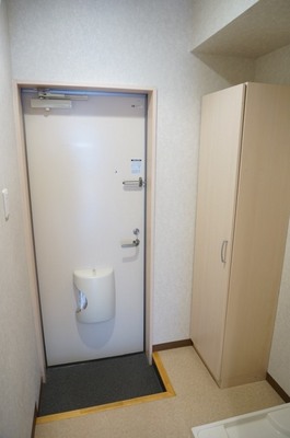 Entrance. There entrance storage