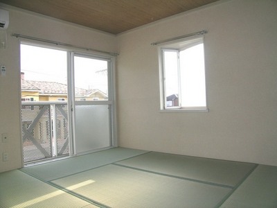 Living and room. South Japanese-style room. Two-sided lighting, Also with air conditioning. 