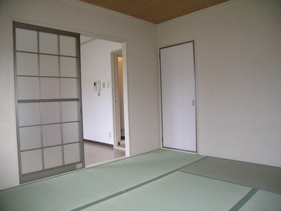 Living and room. North Japanese-style room! Storage room! 