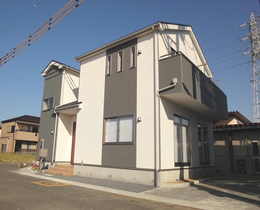 Local photos, including front road. West road 6m! Building the completed!