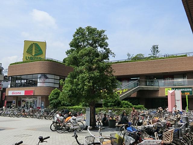 Supermarket. 100m until Inageya Soka Yatsuka shop