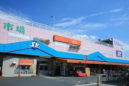 Shopping centre. 350m to Super Value Soka shop