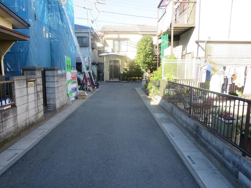 Local photos, including front road. Local (11 May 2013) Shooting