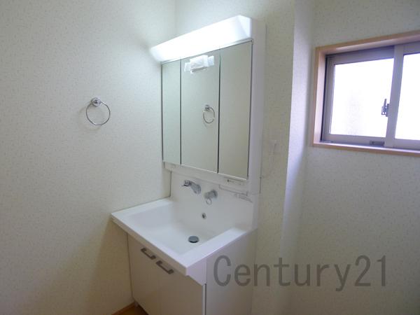 Wash basin, toilet. Building 2