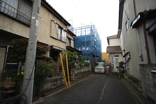 Local photos, including front road. Also safe for your family there are small children in a quiet residential area