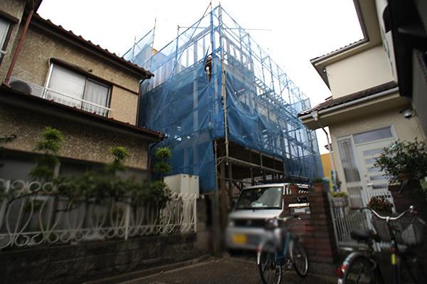 Local appearance photo. Plenty of sunshine and a pleasant breeze pour in residence