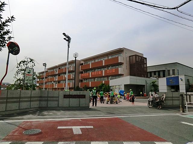 Primary school. Soka Municipal Yatsuka to elementary school 855m