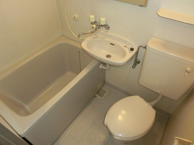 Bath. Unit bus of three-point is easy to clean! 