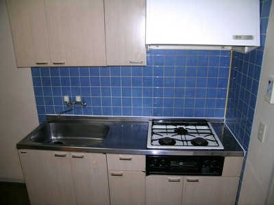 Kitchen. It will be cooking Hakadori in the three-necked gas stove