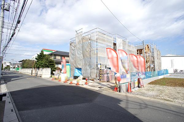 Local photos, including front road. Overall