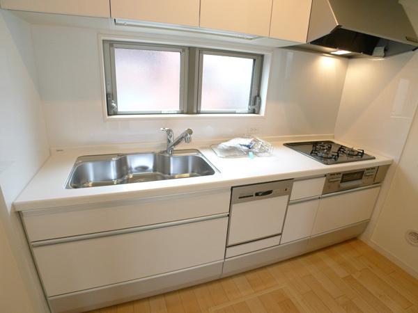 Kitchen. Large wide kitchen built-in dishwasher is standard equipment! !
