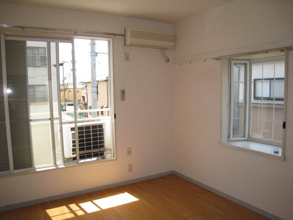 Other room space. Since the middle of the room there is no sidelight