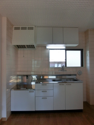 Kitchen. Kitchen bright and airy, facing the window is also ◎. 