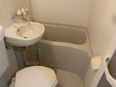 Bath. Your easy-to-clean three-point unit bus.