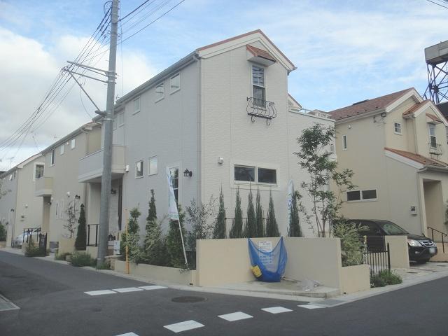 Local appearance photo. 1 Building Appearance bright streetscape design and on-site area of more than each mansion 100 sq m. Rooftops of all 10 House with consideration also to safety. Warm house with orange roof is me Kiwadate the brightness. Local (10 May 2013) Shooting