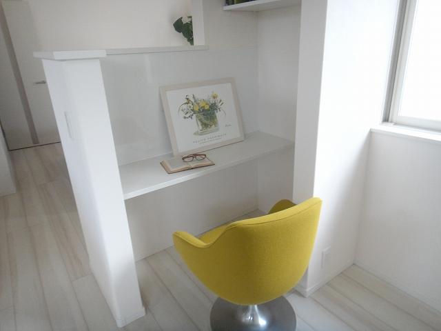 Other introspection. 1 Building 1F study corner Feeling the signs of family, Space plus α to enjoy the work and hobbies of time. It is also ideal as a study space for the children. Indoor (10 May 2013) Shooting