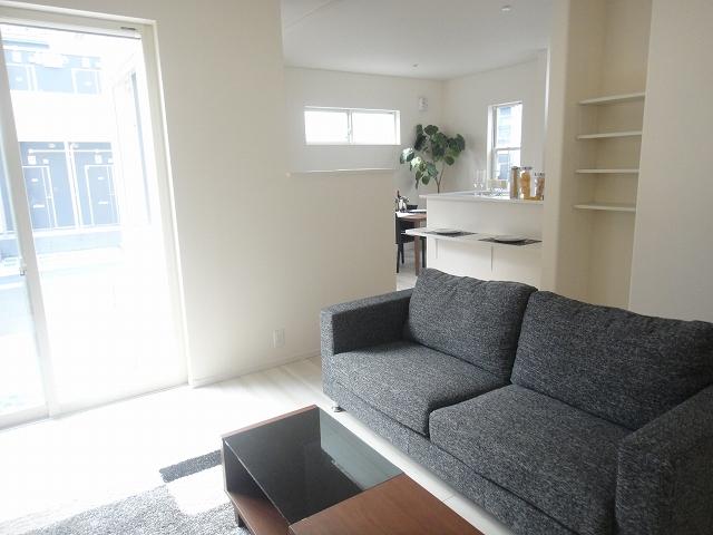 Living. 1 Building South-facing bright living Cold day, even the feet warm and comfortable gas hot water type with underfloor heating! There is a feeling of opening in the ceiling height of 2.7m. Small items to display There are enjoy serving gallery shelf.