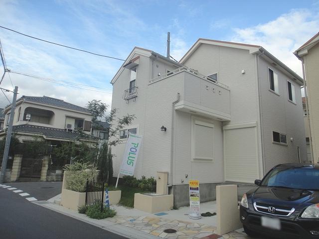 Local photos, including front road. 1 Building appearance
