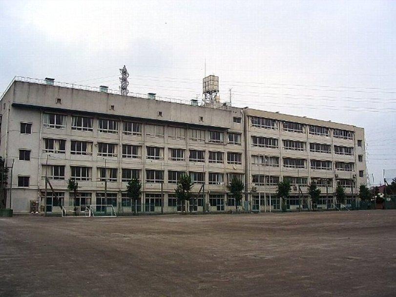 Junior high school. Soka Municipal Ryoshinden until junior high school 750m