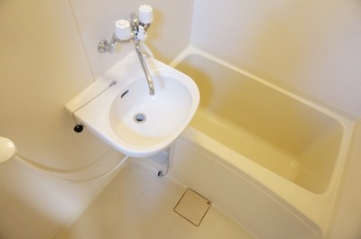 Bath. Simple two-point unit bus is clean! is