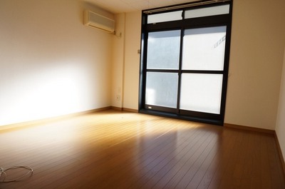 Living and room. Western-style bright sunshine is plugged!