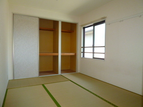 Living and room. Japanese-style room (I changed the table before you move)