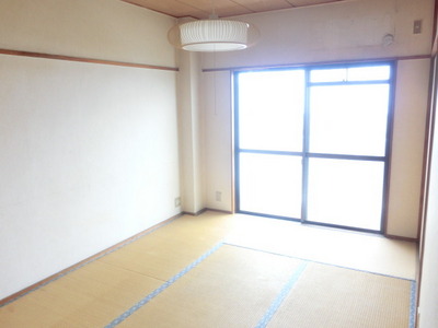 Living and room. Recommended for futon faction! !