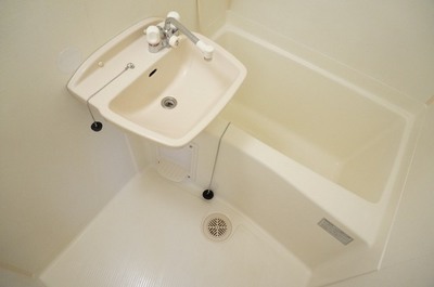 Bath. Simple two-point unit bus is clean! is