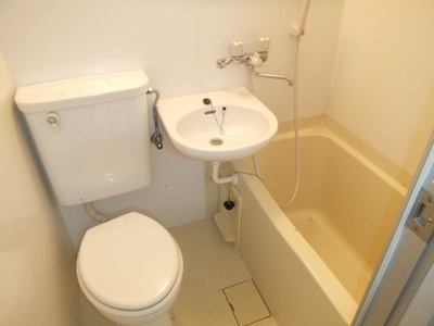 Bath. Your easy-to-clean three-point unit bus.