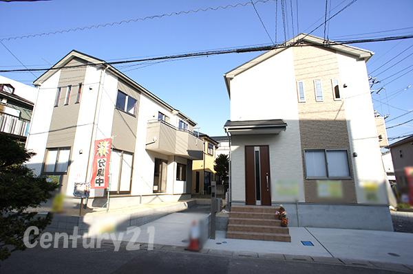 Local photos, including front road. Overall