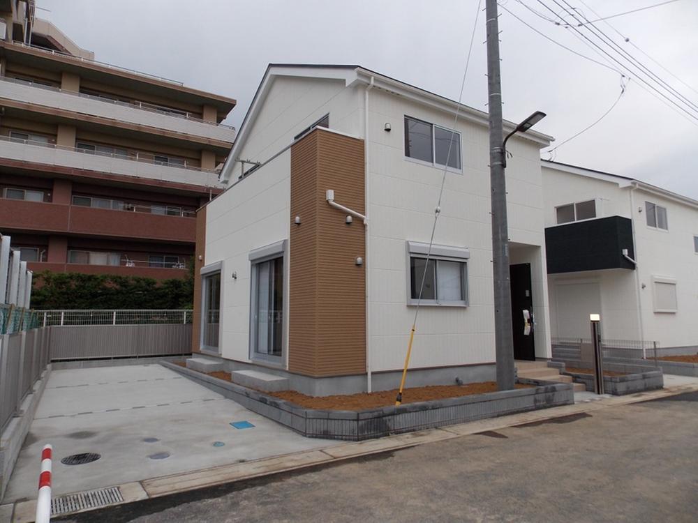 Local appearance photo. 8 Building