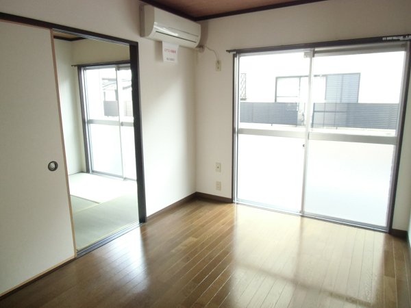 Living and room. South-facing Western-style air-conditioned