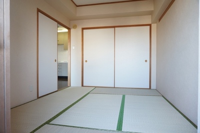 Living and room. There is a closet in the Japanese-style room
